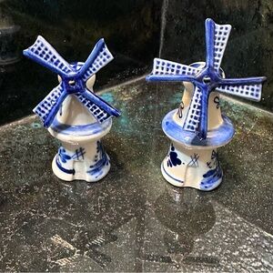 Delft Holland Dutch Windmill Single S&P Shakers Blue & White - Vintage